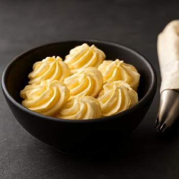 Créer des Rosaces Élégantes avec une Poche à Douille et une Douille en Étoile