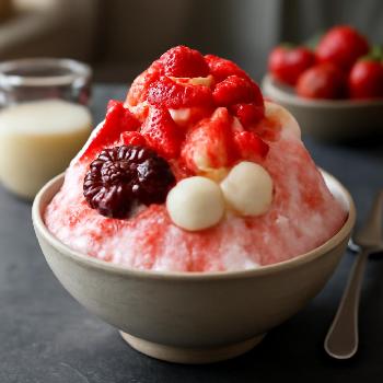 Bingsu au Lait Fraise (Strawberry Milk Bingsu) : Rafraîchissement Coréen
