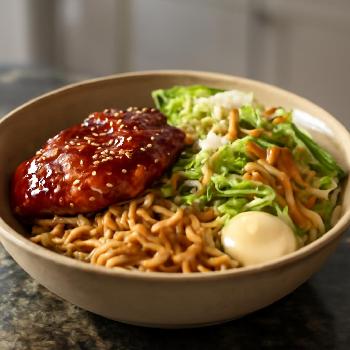 Burger Ramen au Poulet Teriyaki et Salade de Chou Chinoise