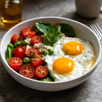 Bol Petit Déjeuner Salé Rapide : Fromage, Tomates et Oeufs