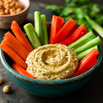 Bâtonnets de légumes croquants avec trempette au houmous