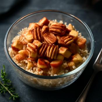 Bol de Petit Déjeuner Sans Gluten au Quinoa, Pommes et Cannelle