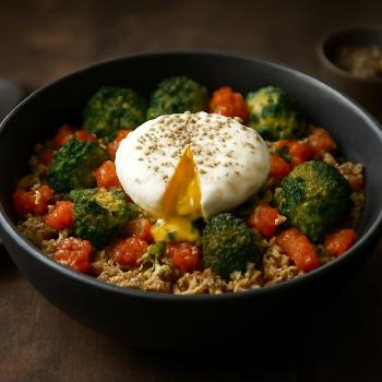 Bol de Quinoa Rôti aux Légumes et Œuf Poché