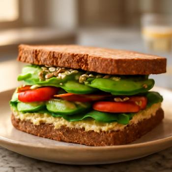 Sandwich Petit Déjeuner Riche en Fibres : Houmous, Avocat & Légumes