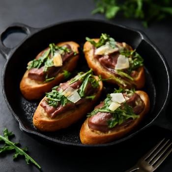 Crostinis au Rosbif, Roquette et Parmesan