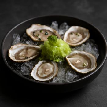 Huîtres sur glace avec granité de concombre et vodka
