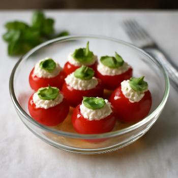 Tomates Cerises Farcies au Chèvre et Basilic