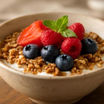 Bol de Granola Croquant aux Fruits Rouges et Yaourt Grec