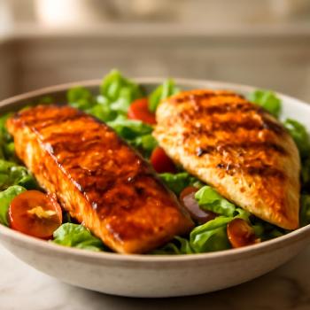 Bar à Salade Protéiné: Saumon Mariné et Poulet Grillé