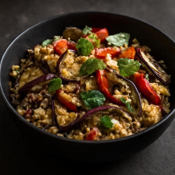 Salade de Quinoa et Légumes Grillés : Une Station de Préparation Personnalisable