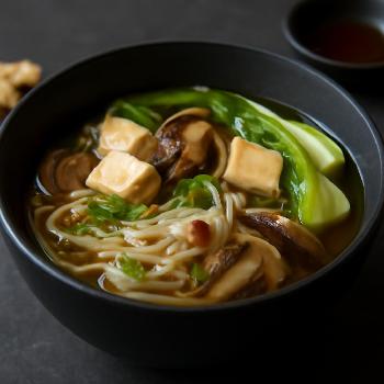Soupe de Nouilles Asiatique au Bouillon Clair